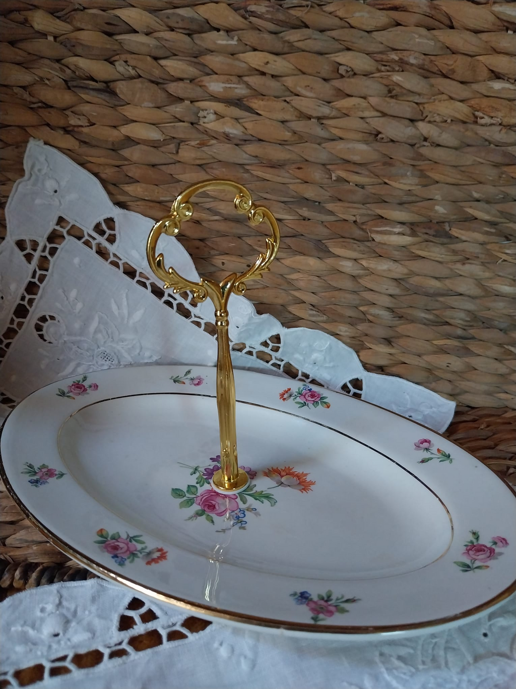 Plateau de présentation vintage en porcelaine fleurie